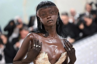 “Viên ngọc đen” Anok Yai đẹp ra sao mà lên ngôi cao nhất giới người mẫu?