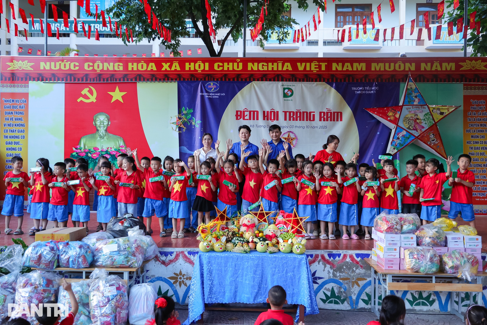 Niềm vui Tết Trung thu của 440 em nhỏ vùng rốn lũ Nghệ An - 5 Niềm vui Tết Trung thu của 440 em nhỏ vùng rốn lũ Nghệ An - 5