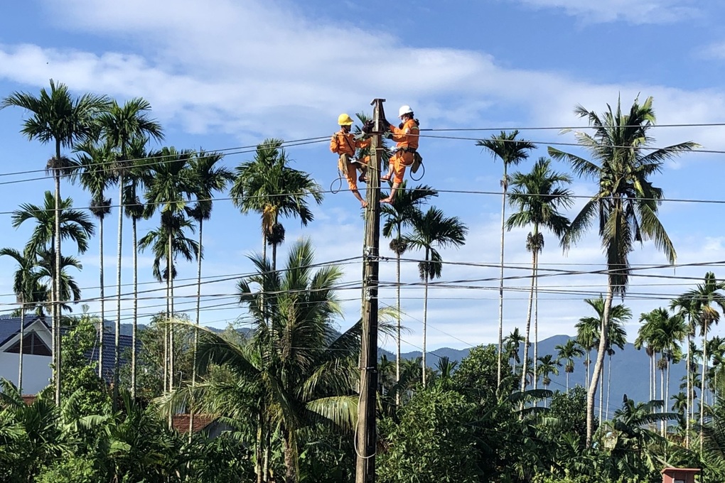 Điện lực Đắk Nông hỗ trợ khắc phục sự cố lưới điện miền Trung - 2 Điện lực Đắk Nông hỗ trợ khắc phục sự cố lưới điện miền Trung - 2