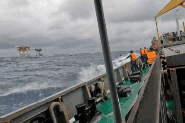 Vượt sóng dữ mang Tết ra nhà giàn DK1