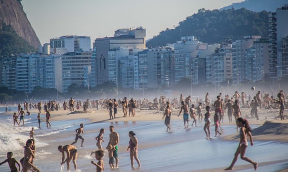 Hơn 51.000 người chết vì Covid-19, dân Brazil vẫn đổ xô tới bãi biển - 1 Hơn 51.000 người chết vì Covid-19, dân Brazil vẫn đổ xô tới bãi biển - 1