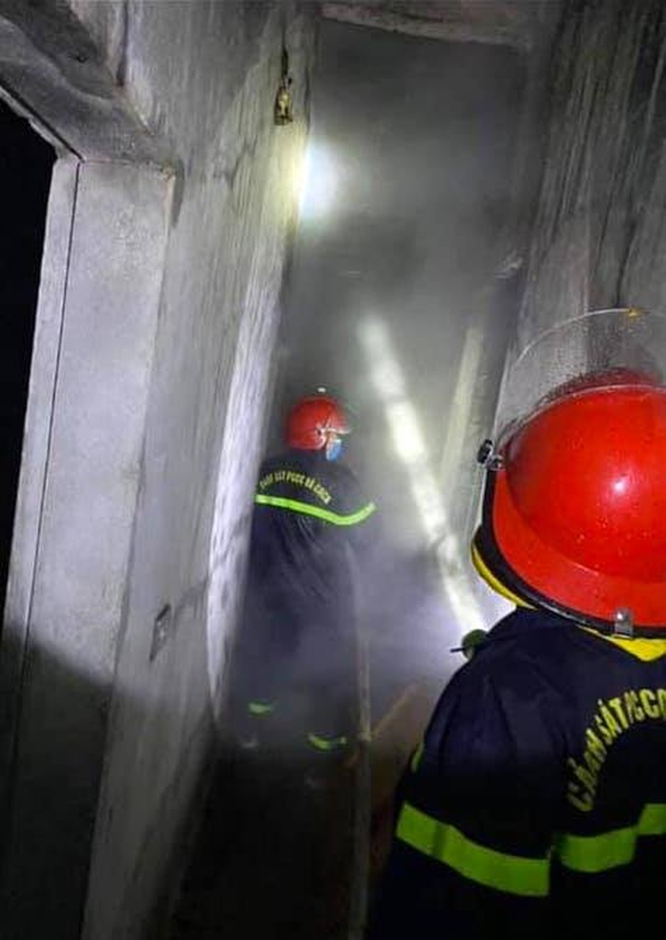 Mẹ đi vắng, con trai châm lửa đốt nhà - 1 Mẹ đi vắng, con trai châm lửa đốt nhà - 1