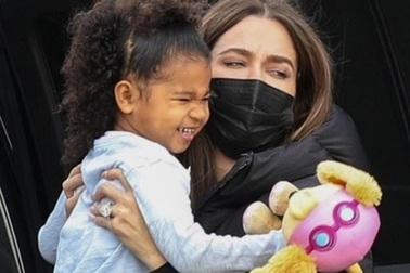 Đeo nhẫn kim cương "khủng", Khloe Kardashian bị nghi đã đính hôn