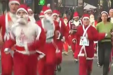 Ông già Noel chạy thi để gây quỹ từ thiện