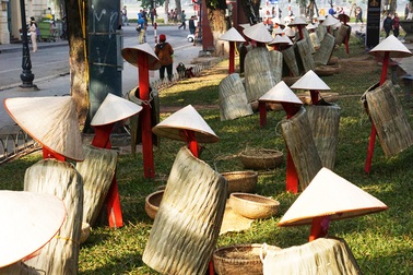 Lạ mắt với hình ảnh áo tơi, nón lá trên phố đi bộ quanh hồ Gươm