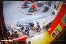 Hà Nội: Đang đi xe máy bỗng bị “người lạ” đạp, lao vào ô tô ngã dúi dụi