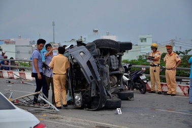 Ôtô lật nghiêng trên cầu Lò Gốm, 3 người bị thương