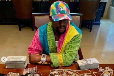 Floyd Mayweather khẳng định tiền bạc không lung lạc nhân cách