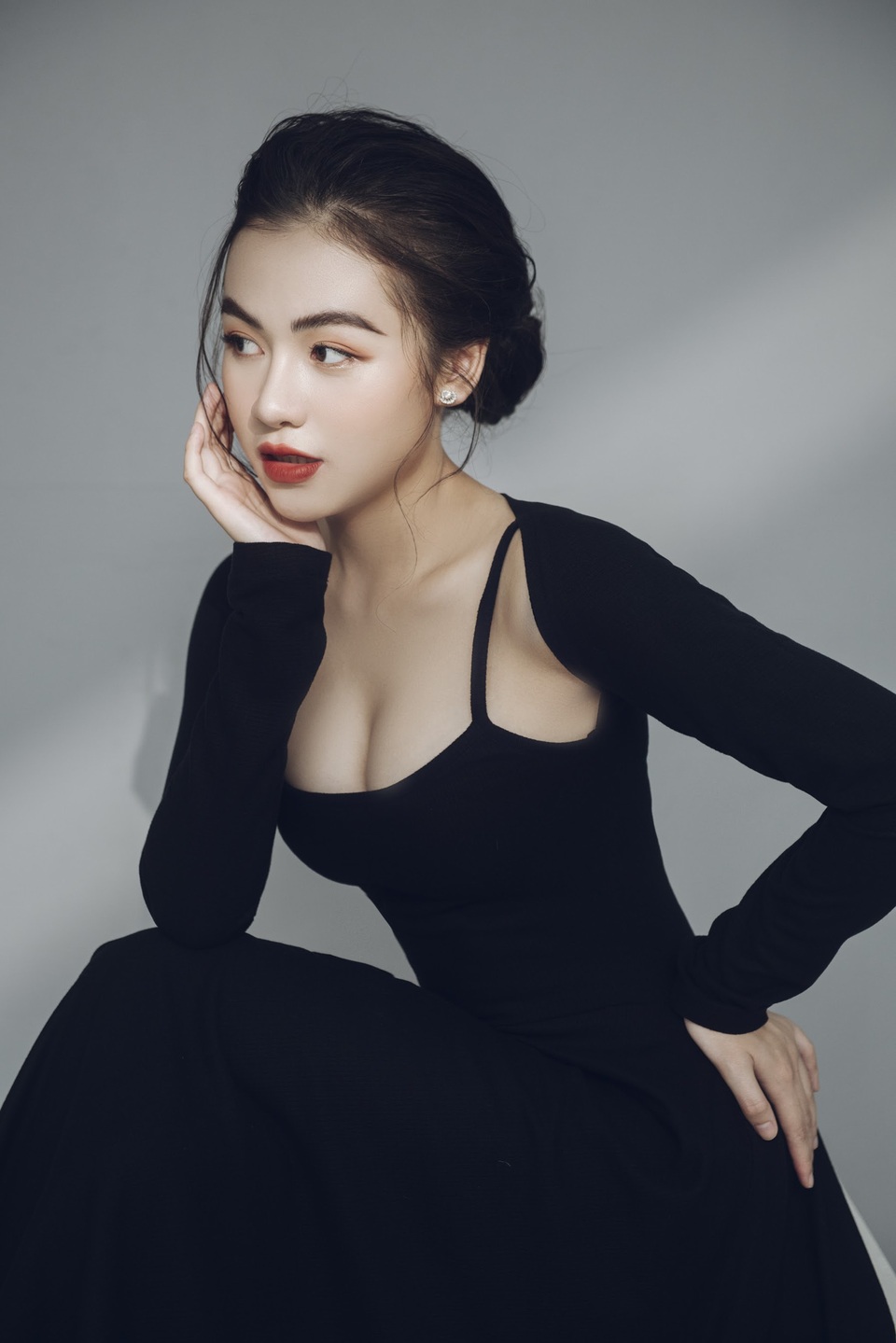 Vẻ đẹp hút hồn của “hot girl” hầu đồng xinh đẹp ở Hà Nội - 8 Vẻ đẹp hút hồn của “hot girl” hầu đồng xinh đẹp ở Hà Nội - 8
