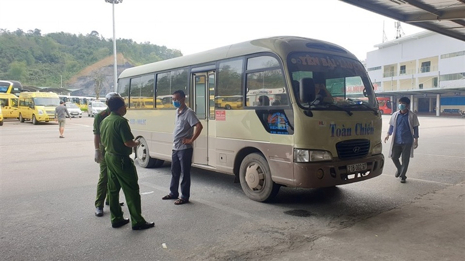 Lập chốt chặn cao tốc cách ly 2 người tiếp xúc với người nhiễm Covid-19 - 1 Lập chốt chặn cao tốc cách ly 2 người tiếp xúc với người nhiễm Covid-19 - 1