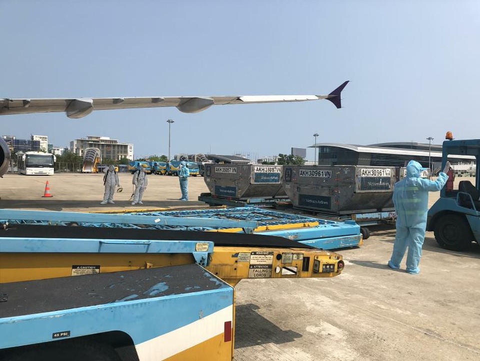 Chuyến bay thương mại quốc tế đầu tiên về Việt Nam sau thời gian tạm dừng - 1 Chuyến bay thương mại quốc tế đầu tiên về Việt Nam sau thời gian tạm dừng - 1