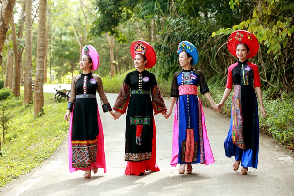 Người đẹp xứ Mường duyên dáng với áo dài thổ cẩm - 9 Người đẹp xứ Mường duyên dáng với áo dài thổ cẩm - 9