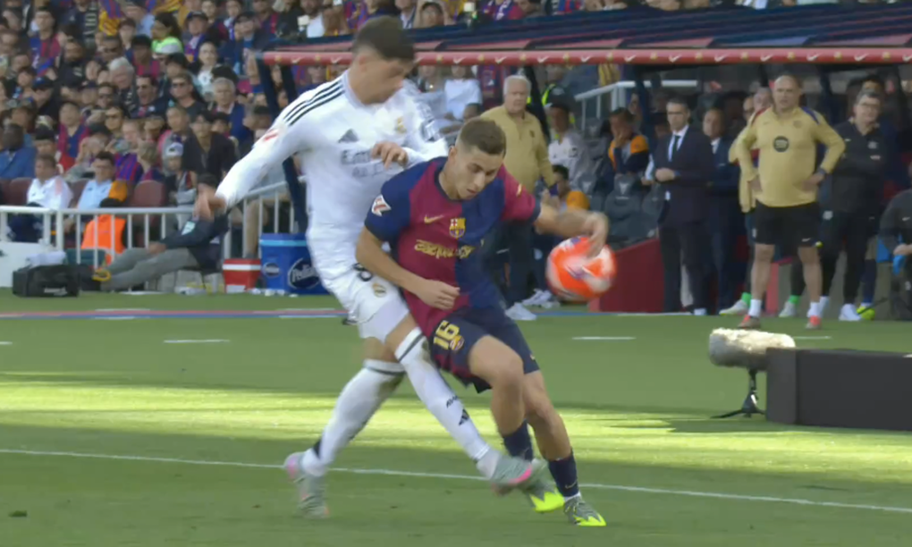 Trọng tài nói câu nhạy cảm, thổi bùng sự phẫn nộ ở trận Barca - Real Madrid - 1 Trọng tài nói câu nhạy cảm, thổi bùng sự phẫn nộ ở trận Barca - Real Madrid - 1