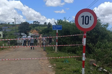 Cầu vừa sửa xong bất ngờ đổ sập khi xe trộn bê tông chạy qua