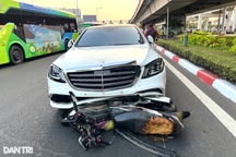Nữ tài xế lái ô tô Mercedes tông 10 xe máy ở TPHCM