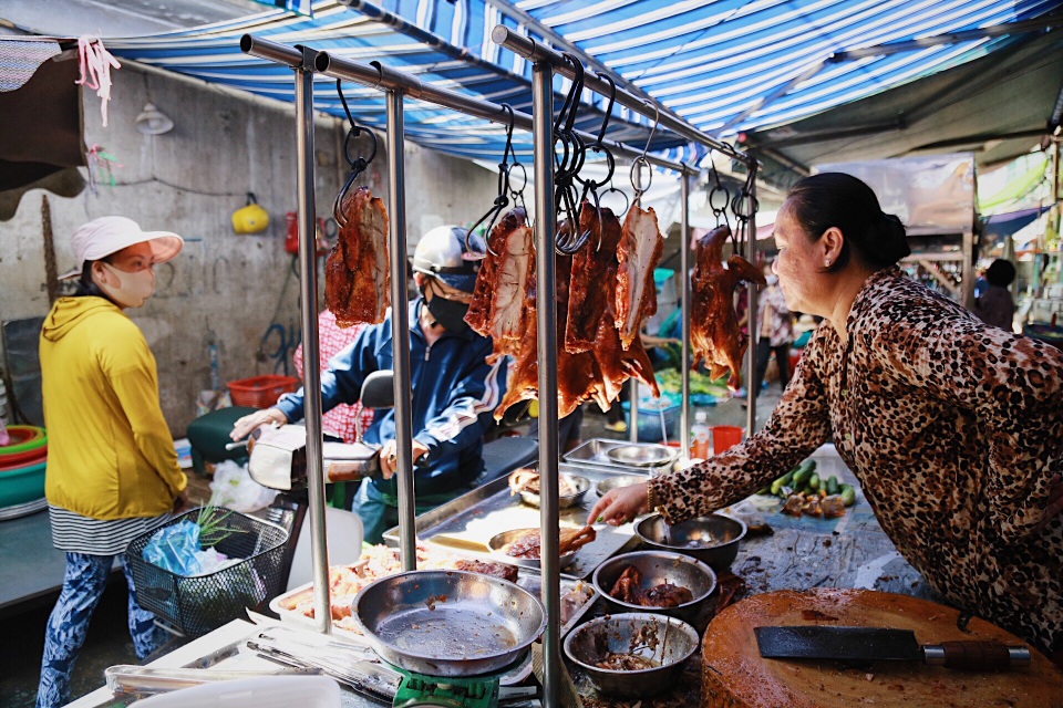 Tiểu thương than trời vì ế vàng mã, heo, vịt trong ngày Rằm tháng 7 - 8 Tiểu thương than trời vì ế vàng mã, heo, vịt trong ngày Rằm tháng 7 - 8