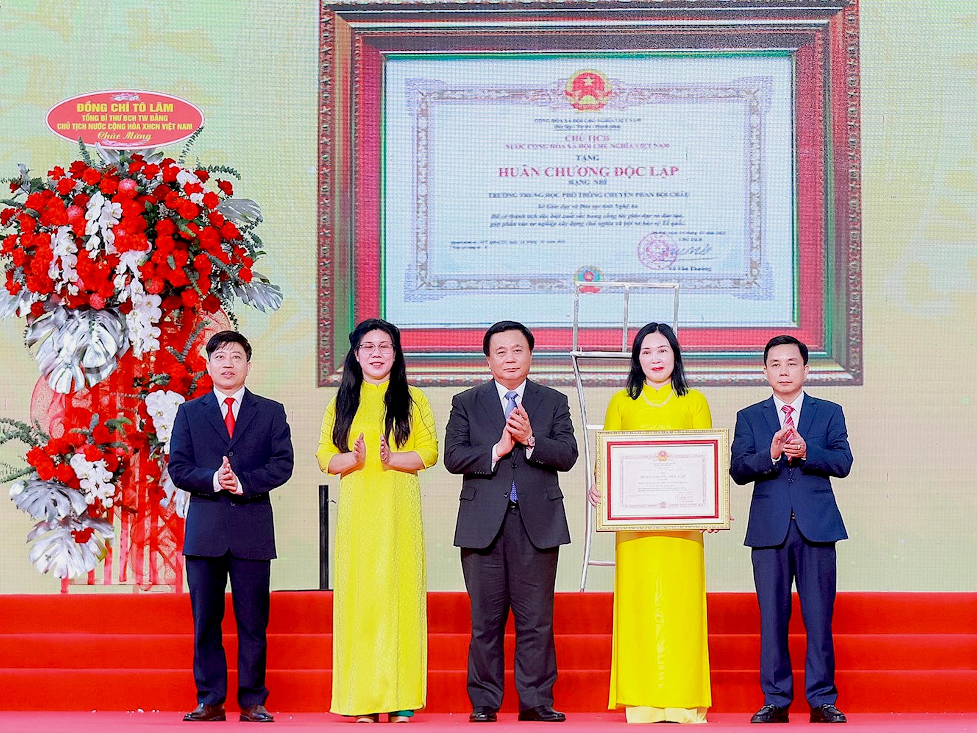 Cea mai de succes școală din Nghe An a primit Medalia Independenței de clasa a II-a - 1 Trường giàu thành tích nhất xứ Nghệ đón nhận Huân chương Độc lập hạng Nhì - 1