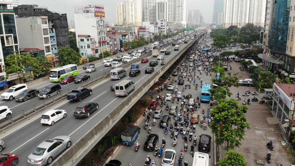 Học sinh được đến trường, “đặc sản” tắc đường trở lại Hà Nội - 4 Học sinh được đến trường, “đặc sản” tắc đường trở lại Hà Nội - 4