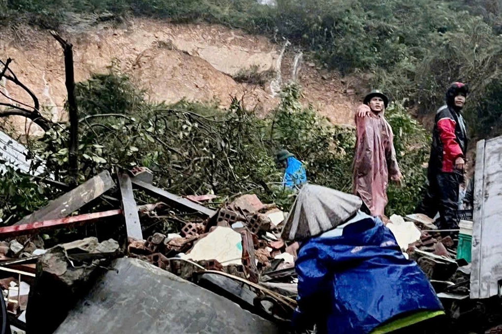 Một phần quả núi sạt xuống nhà dân, cứu được chồng, vợ tử vong - 1 Một phần quả núi sạt xuống nhà dân, cứu được chồng, vợ tử vong - 1