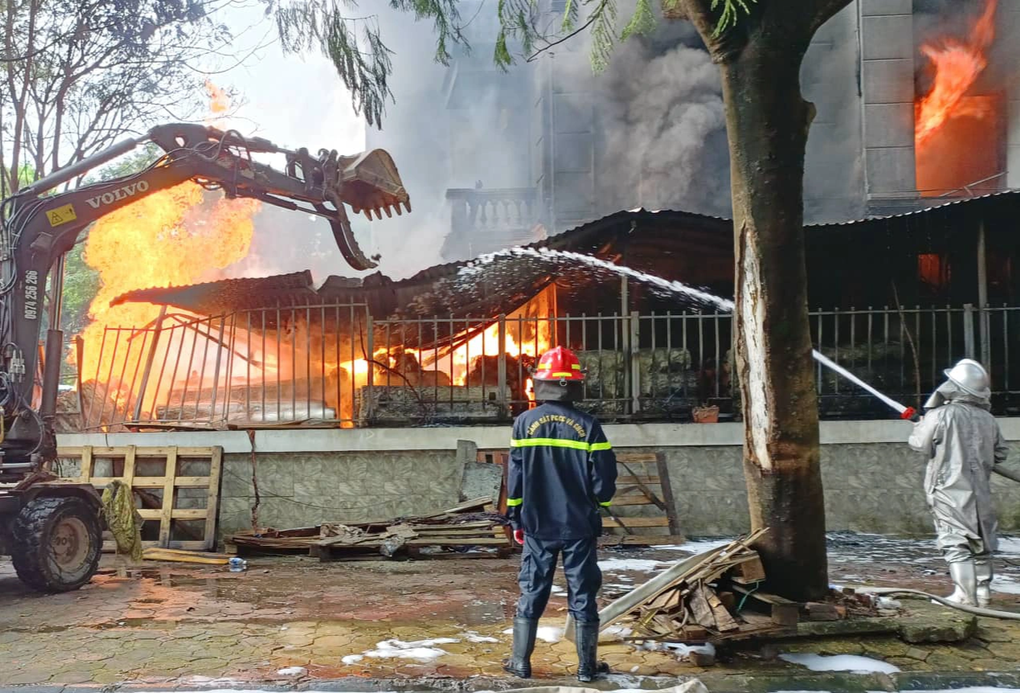 Ngôi nhà 3 tầng cháy dữ dội, một chiến sĩ cứu hỏa bị thương - 1 Ngôi nhà 3 tầng cháy dữ dội, một chiến sĩ cứu hỏa bị thương - 1
