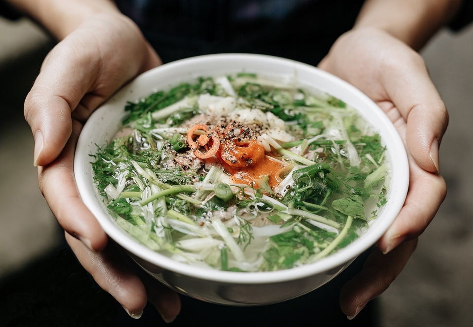 Hà Nội dừng cách ly xã hội: Chủ hàng phở dậy từ 2 giờ, thái thịt xuyên đêm - 2 Hà Nội dừng cách ly xã hội: Chủ hàng phở dậy từ 2 giờ, thái thịt xuyên đêm - 2