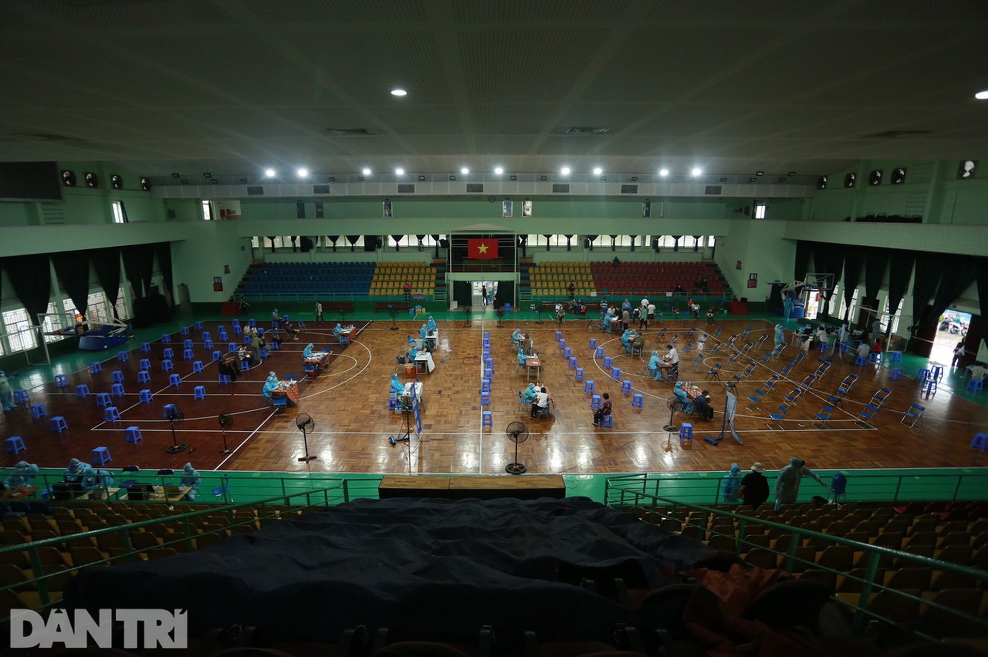 Người dân TPHCM đội mưa lớn đi tiêm vắc xin ngừa Covid-19 đợt 5 - 9 Người dân TPHCM đội mưa lớn đi tiêm vắc xin ngừa Covid-19 đợt 5 - 9