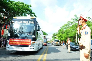 Hơn 300 cán bộ, sinh viên ngành y cùng 5 container hàng chi viện miền Nam