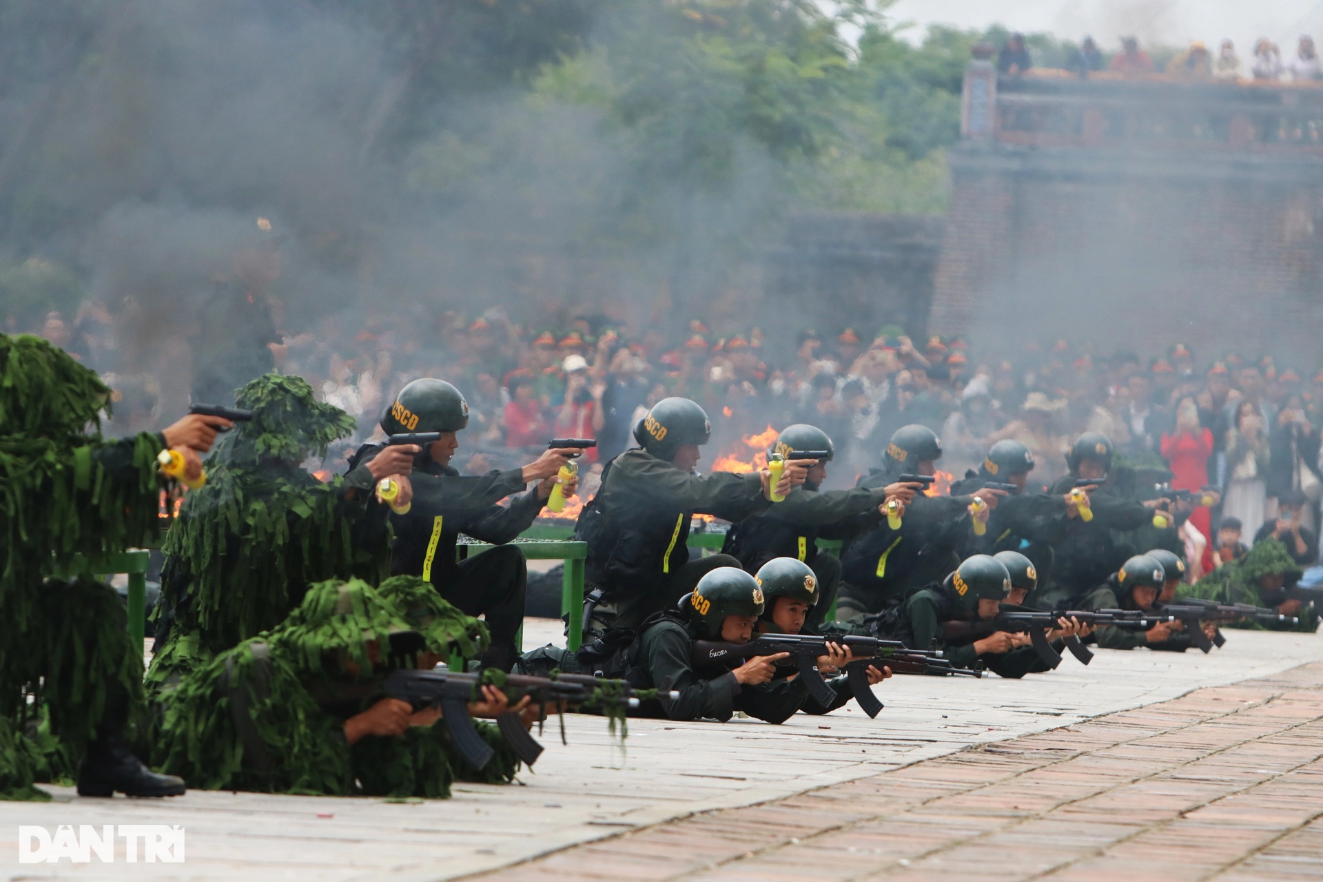 Watching unarmed police officers destroy hard objects - 6