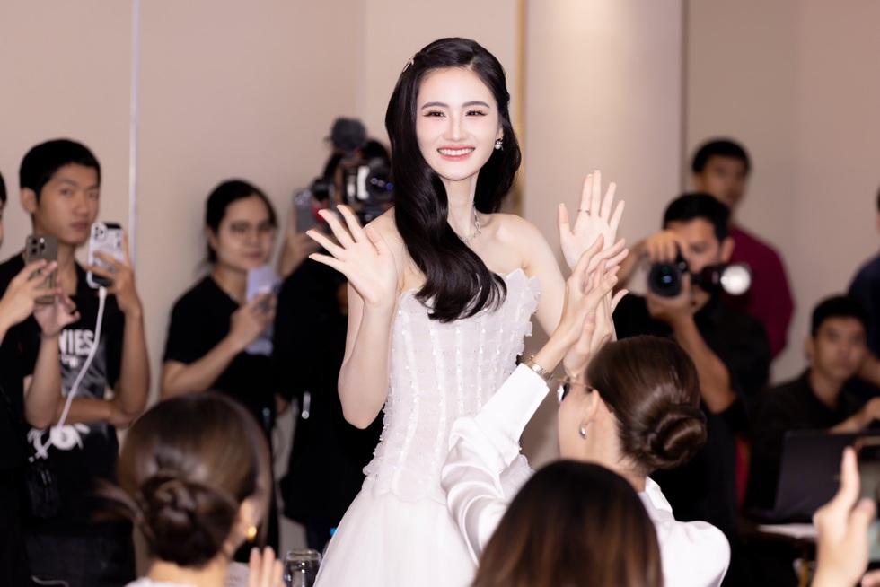 Hoa hậu Ý Nhi: "Tôi vẫn có hậu phương vững chắc"