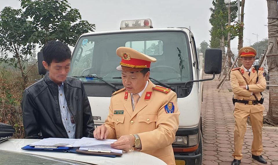 CSGT Hà Nội phát hiện tài xế xe buýt vi phạm nồng độ cồn - 1 CSGT Hà Nội phát hiện tài xế xe buýt vi phạm nồng độ cồn - 1