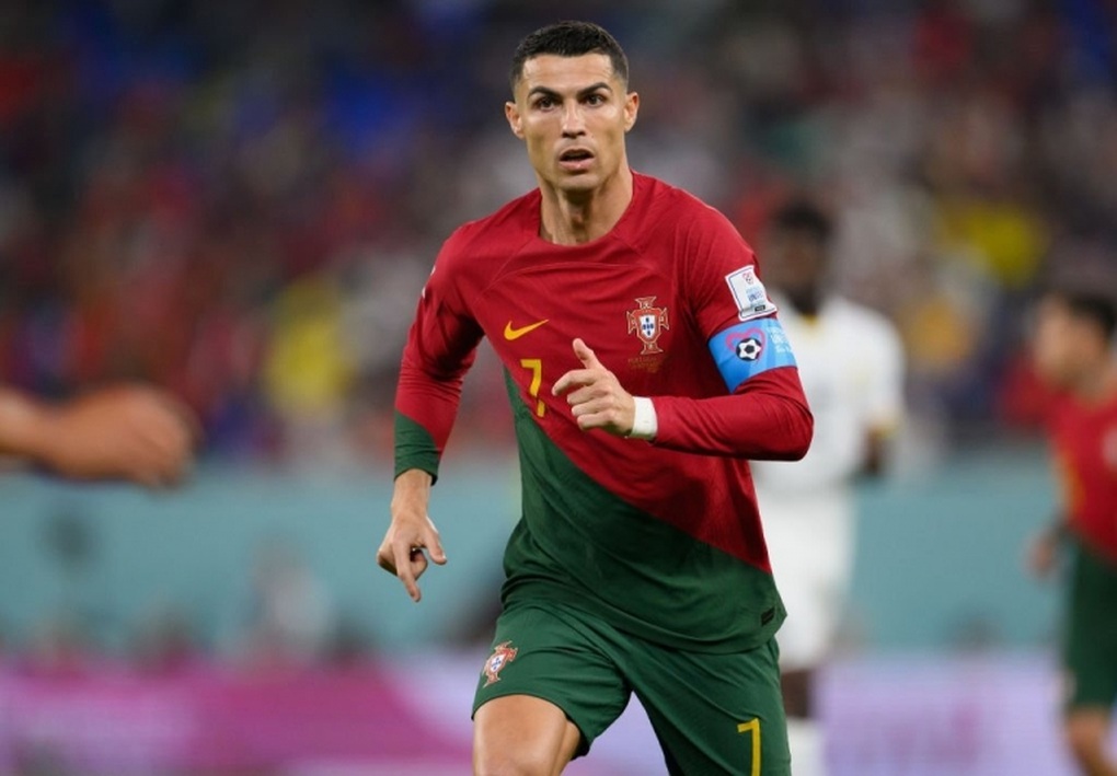Hành động lạ của C.Ronaldo khiến nhiều người khó hiểu - 2 Hành động lạ của C.Ronaldo khiến nhiều người khó hiểu - 2