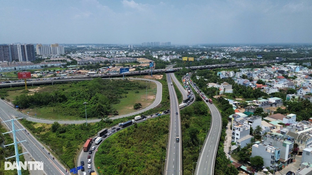 Xe cộ ùn ứ từ sáng đến chiều ngay lối vào cao tốc ở TPHCM - 2 Xe cộ ùn ứ từ sáng đến chiều ngay lối vào cao tốc ở TPHCM - 2