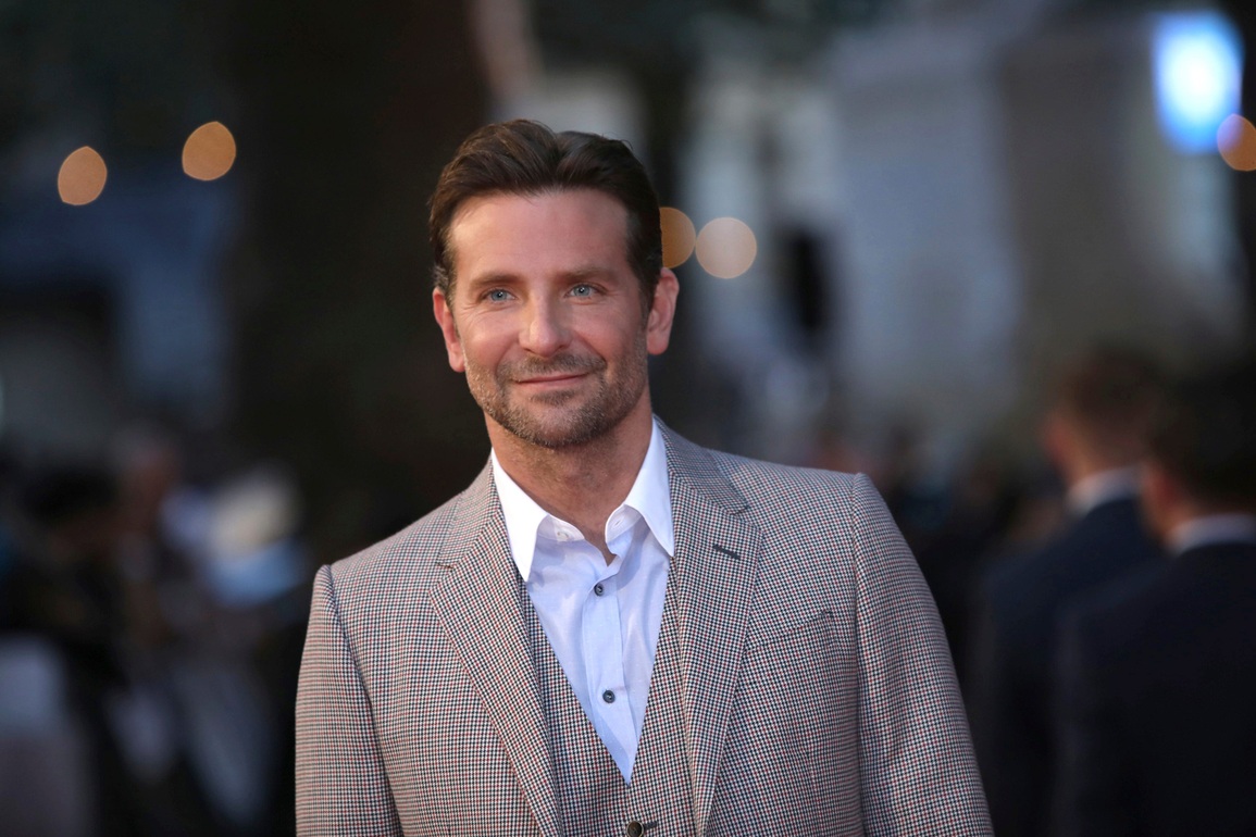 Tài tử Bradley Cooper ám ảnh vì phải khỏa thân 6 tiếng trên phim trường - 4 Tài tử Bradley Cooper ám ảnh vì phải khỏa thân 6 tiếng trên phim trường - 4