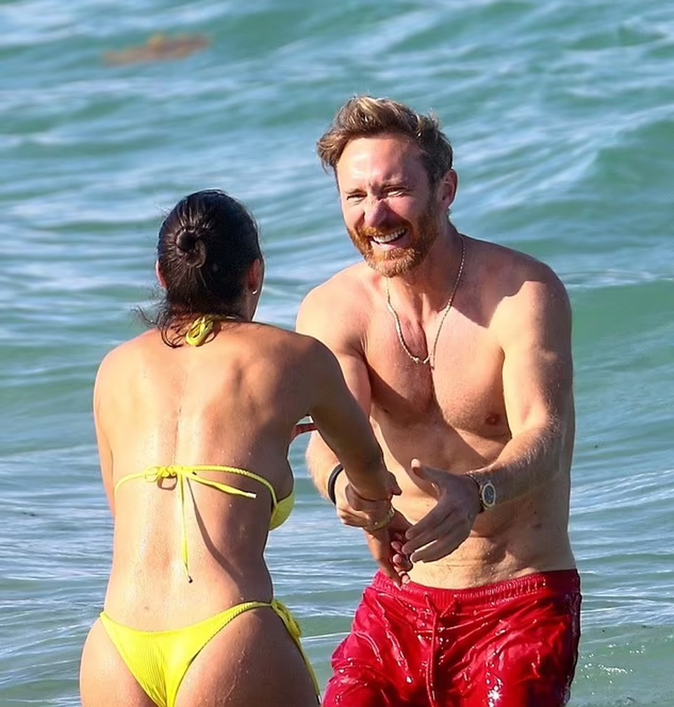 DJ David Guetta tình tứ bên bạn gái bốc lửa kém 26 tuổi - 2 DJ David Guetta tình tứ bên bạn gái bốc lửa kém 26 tuổi - 2