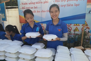 Nghệ An: Những suất cơm ấm lòng sỹ tử vùng cao