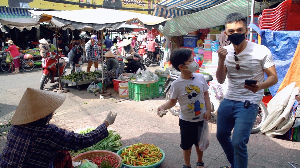 Phan Hiển lần đầu vào bếp lóng ngóng nấu cơm thay Khánh Thi - 1 Phan Hiển lần đầu vào bếp lóng ngóng nấu cơm thay Khánh Thi - 1