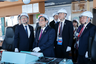 Thủ tướng trải nghiệm lái tàu chở hydro lỏng duy nhất trên thế giới