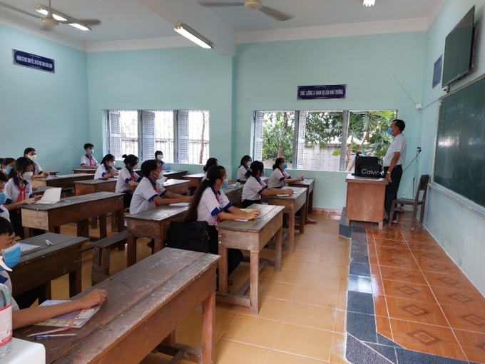 Học sinh Trường THCS Tân Phú Đông trở lại học trực tiếp sáng 8/11. Ảnh giaoducthoidai.vn