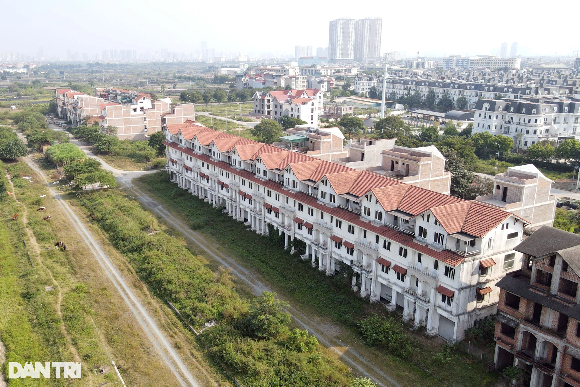 Thị trường trầm lắng, nhà liền kề tiền tỷ ở Hà Nội thành nơi nuôi bò - 4 Thị trường trầm lắng, nhà liền kề tiền tỷ ở Hà Nội thành nơi nuôi bò - 4