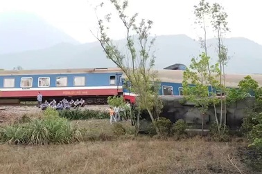 Toàn cảnh vụ tàu hỏa tông xe ben, 3 người chết, 5 toa tàu trật đường ray