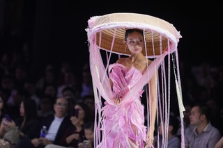 Á hậu Trái đất Trịnh Mỹ Anh gây “choáng” khi khoe vòng 3 trên sàn catwalk - 8