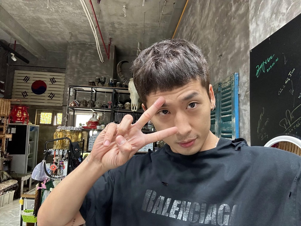 Mỹ nam trăm tỷ của phim Mai: 3 tuổi bán vé số, nghi vấn hẹn hò nữ chính - 14