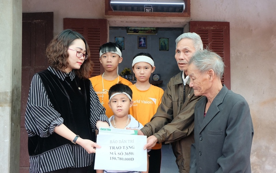 Được bạn đọc giúp đỡ, 3 đứa trẻ mồ côi không lo sẽ bị thất học - 1 Được bạn đọc giúp đỡ, 3 đứa trẻ mồ côi không lo sẽ bị thất học - 1