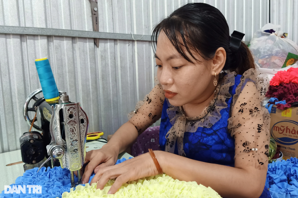 Thương bé trai 5 tuổi đã mồ côi cha, mẹ tật nguyền và nguy cơ thất học - 2 Thương bé trai 5 tuổi đã mồ côi cha, mẹ tật nguyền và nguy cơ thất học - 2