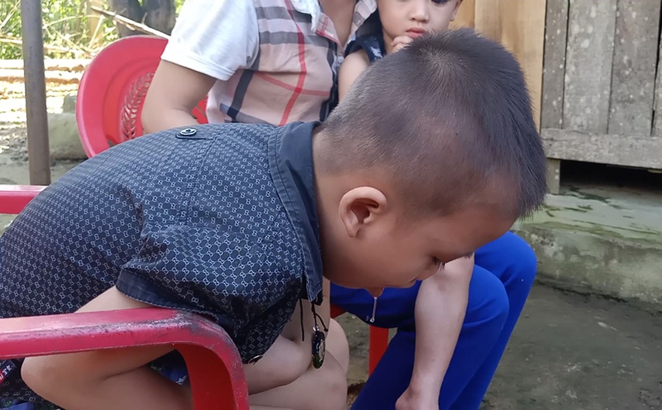 Nghẹn ngào cảnh vợ chồng khánh kiệt bất lực ôm hai đứa con thơ phó mặc số phận - 1 Nghẹn ngào cảnh vợ chồng khánh kiệt bất lực ôm hai đứa con thơ phó mặc số phận - 1