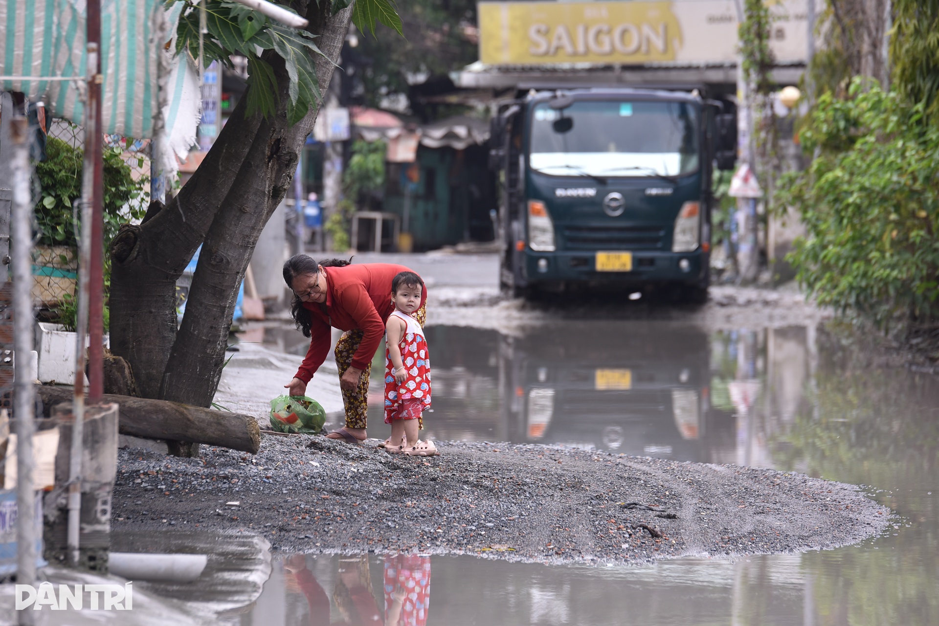 Người dân than trời vì con đường ngập nửa năm nước chưa rút ở TPHCM - 4