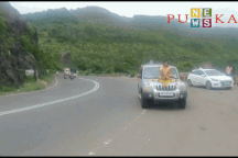 Ngồi trên nắp capo xe hoa, cô dâu bị cảnh sát bắt giữ