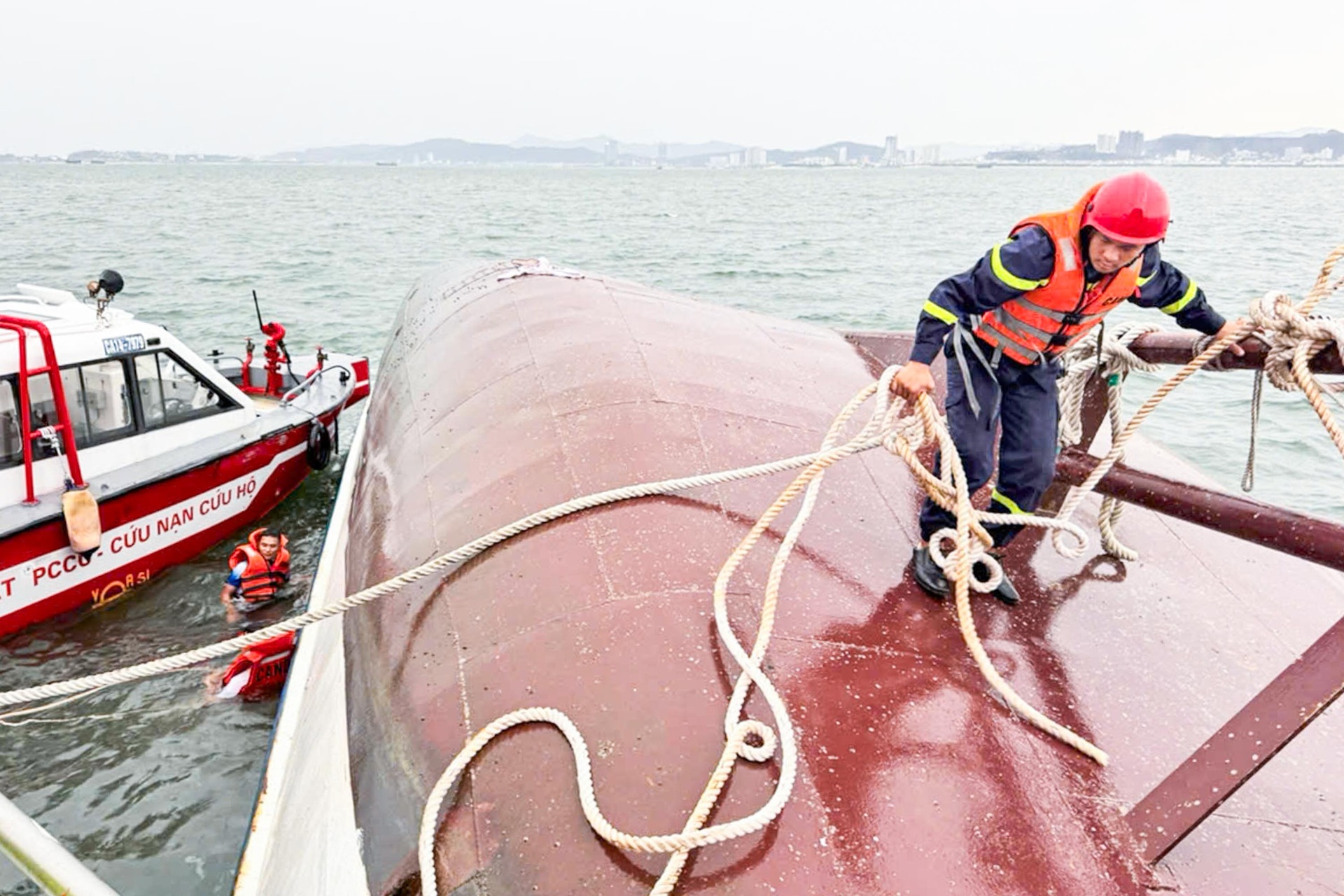 Hành trình tìm kiếm các nạn nhân vụ lật tàu trên Vịnh Hạ Long - 9 Hành trình tìm kiếm các nạn nhân vụ lật tàu trên Vịnh Hạ Long - 9