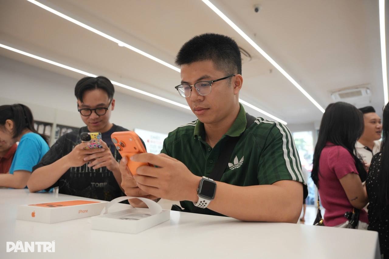 Người dùng mua iPhone 17 Pro Max tặng mẹ trong ngày đầu iPhone 17 lên kệ - 8