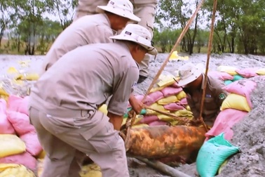 Ngăn chặn kịp thời nhóm người định bán quả bom 220 kg